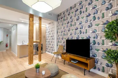 Una televisión o centro de entretenimiento en Modern Refurbished-2 Bedrooms 2Baths-Las Letras