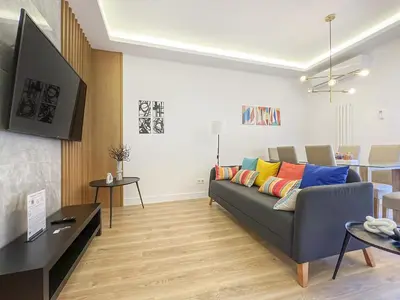 Una televisión o centro de entretenimiento en Piso Amplio 2H/2B Plaza de España Berlany España