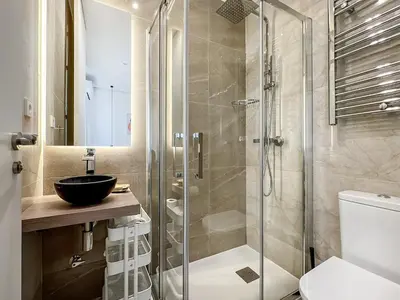 Un baño de Piso Amplio 2H/2B Plaza de España Berlany España