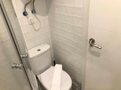 Un baño de Un genial estudio en el barrio las cortes