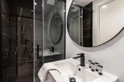 Un baño de Waou Essence II Antón Martín