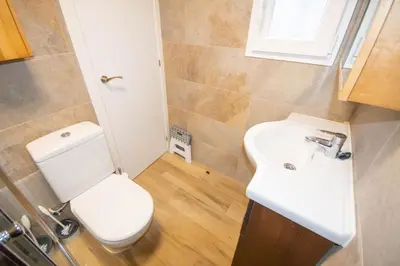 Un baño de For Your Rentals Encantador apartamento TEMPORAL 3 dormitorios Madrid GUS560