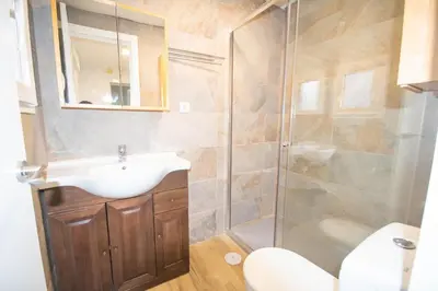 Un baño de For Your Rentals Encantador apartamento TEMPORAL 3 dormitorios Madrid GUS560
