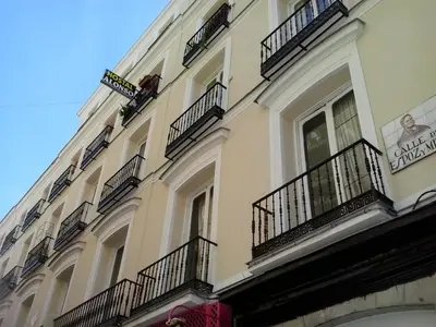 Edificio en el que se encuentra el hostal o pensión