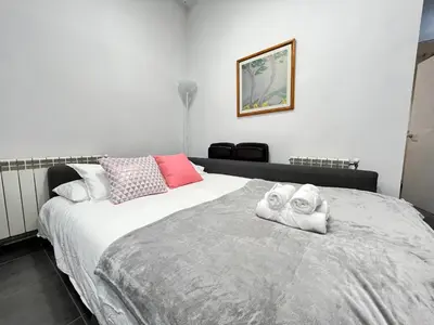Cama o camas de una habitación en Encantador Madrid Val Der Temporal
