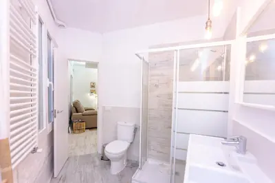 Un baño de For Your Rentals Título Moderno y elegante apartamento TEMPORAL en barrio Ibiza MEN300