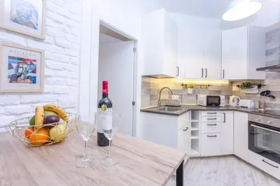 Una cocina o zona de cocina en For Your Rentals Título Moderno y elegante apartamento TEMPORAL en barrio Ibiza MEN300