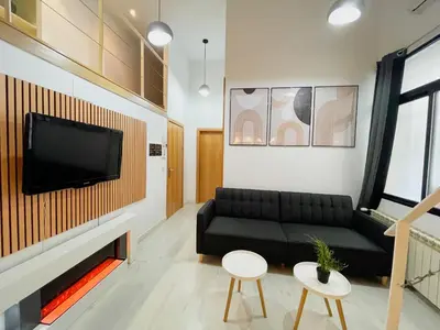 Una televisión o centro de entretenimiento en Carretas dúplex interior