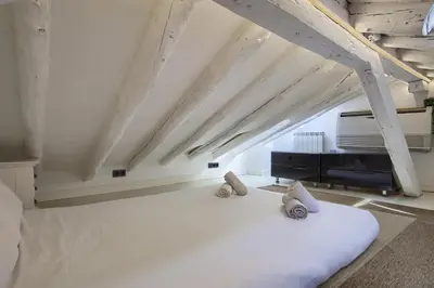Cama o camas de una habitación en Sol Attic - en el Centro de Madrid