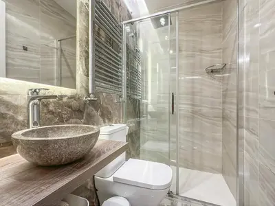 Un baño de Piso Moderno 2H/2B Barrio Salamanca Berlany España