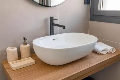 Un baño de Gran Via VII calle Jacometrezo 2BR 2BH