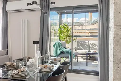 Zona de estar de Gran Via VII calle Jacometrezo 2BR 2BH