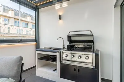 Una cocina o zona de cocina en Gran Via VII calle Jacometrezo 2BR 2BH