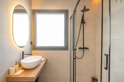 Un baño de Gran Via VII calle Jacometrezo 2BR 2BH