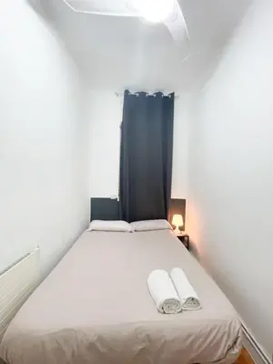 Cama o camas de una habitación en Toledo habitaciones