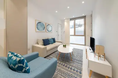 Una televisión o centro de entretenimiento en Modern Renovated - 2Bedrooms 2Bathrooms - Atocha
