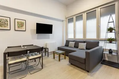 Una televisión o centro de entretenimiento en Modern studio - Av. de América