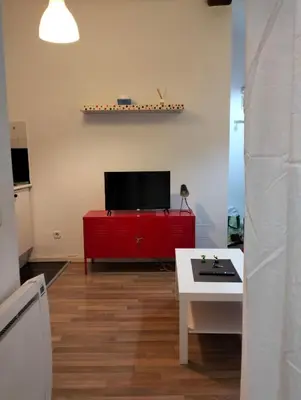 Una televisión o centro de entretenimiento en El pisito de Malasaña