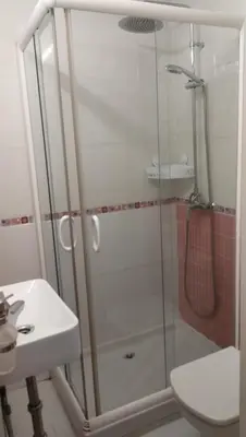 Un baño de El pisito de Malasaña