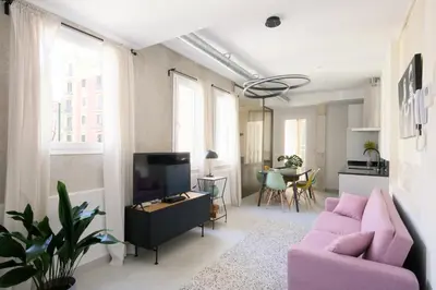 Una televisión o centro de entretenimiento en Palacio Real - Apartamento de 3 dormitorios