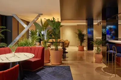 Una televisión o centro de entretenimiento en Crowne Plaza Madrid - Centre Retiro by IHG