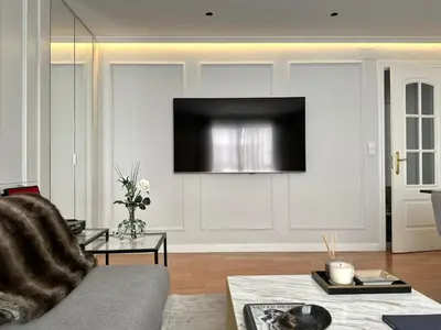 Una televisión o centro de entretenimiento en Medina - Luxury suite apt. Madrid center
