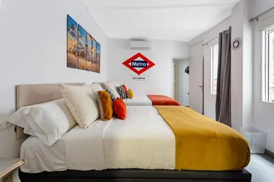 Cama o camas de una habitación en DOWNTOWN La LATINA Grupos, by MONARO*****