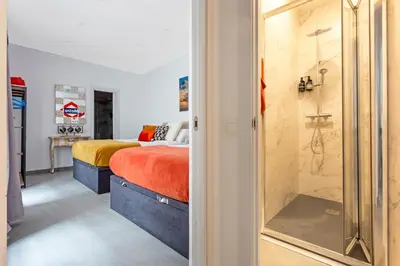 Cama o camas de una habitación en DOWNTOWN La LATINA Grupos, by MONARO*****