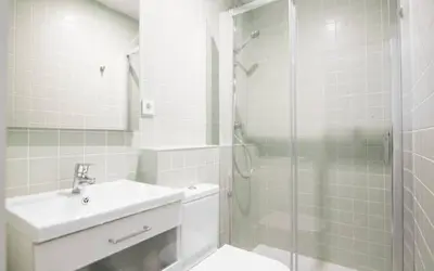 Un baño de 3Dormitorios 2Baños -Malasaña-VELAR