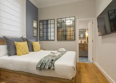 Cama o camas de una habitación en Wide and modern -1 bedroom 15 bathrooms- Malasaña
