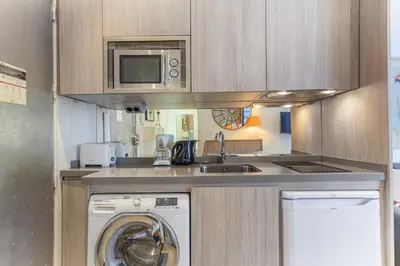 Una cocina o zona de cocina en Apartamento Las Cortes II en Madrid