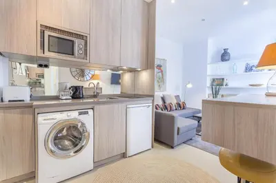 Una cocina o zona de cocina en Apartamento Las Cortes II en Madrid