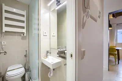 Un baño de Madrid Serrano - Apartamento de 2 dormitorios