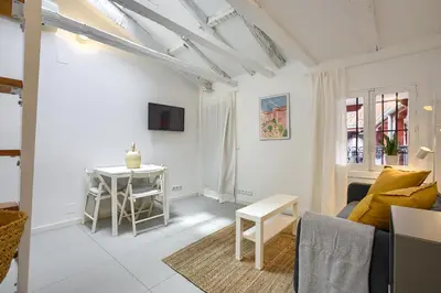 Una televisión o centro de entretenimiento en Latina Center - Estudio en La Latina