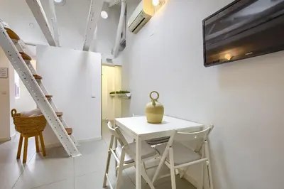 Una televisión o centro de entretenimiento en Latina Center - Estudio en La Latina