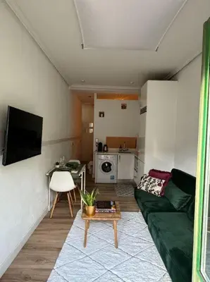 Una televisión o centro de entretenimiento en La Guapa de Malasaña