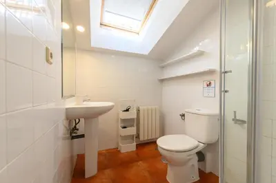 Un baño de For You Rentals Preciosa Buhardilla TEMPORAL en plena Puerta del Sol de Madrid COR25