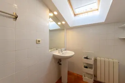 Un baño de For You Rentals Preciosa Buhardilla TEMPORAL en plena Puerta del Sol de Madrid COR25