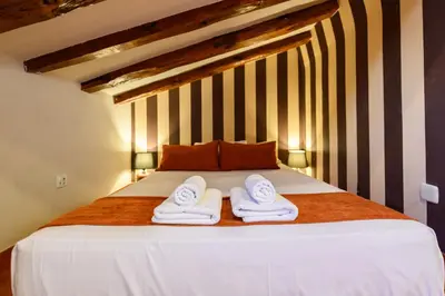 Cama o camas de una habitación en For You Rentals Preciosa Buhardilla TEMPORAL en plena Puerta del Sol de Madrid COR25