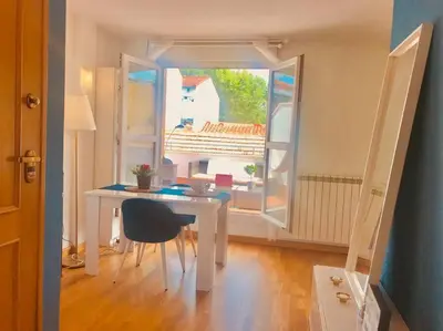 Zona de estar de PENTHOUSE INDEPENDIENTE a 3 paradas en metro de ATOCHA (estacion central Madrid)