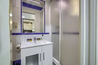 Un baño de Madrid Ferrocarril - Apartamento de 2 dormitorios