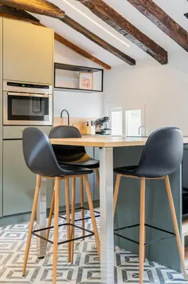 Una cocina o zona de cocina en For You Rentals Ap TEMPORAL Rastro Madrid-Cascorro FCG94