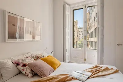 Cama o camas de una habitación en Bright apartment in Gran Vía with balconies INF2Iz3