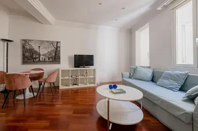 Una televisión o centro de entretenimiento en Modern apartment in Chueca INF3Iz4