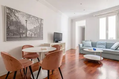 Una televisión o centro de entretenimiento en Modern apartment in Chueca INF3Iz4