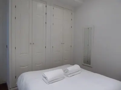 Cama o camas de una habitación en Tranquilo apartamento en Chueca IN2Iz5