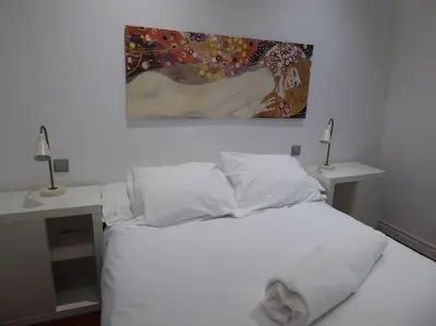 Cama o camas de una habitación en Tranquilo apartamento en Chueca IN2Iz5