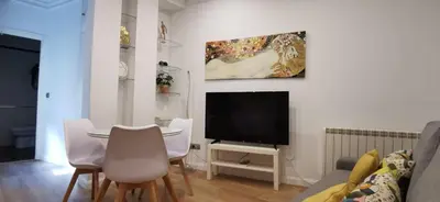 Una televisión o centro de entretenimiento en Tranquilo apartamento en Chueca IN2Iz5