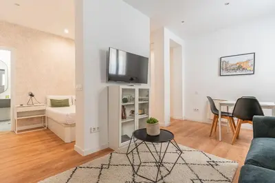 Una televisión o centro de entretenimiento en Modern Cozy - 1Bedroom 1Bathroom - Lavapies