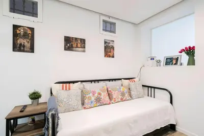 Cama o camas de una habitación en Beautiful flat in Lavapiés-Embajadores